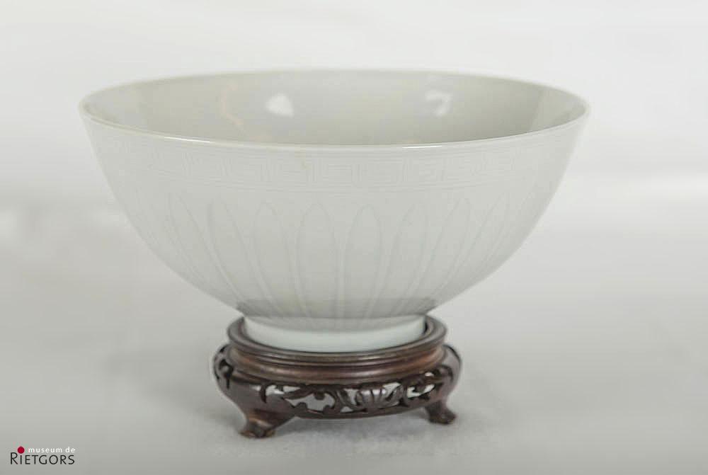 China - "Een blanc de Chine Kom met onder glazuur reliëfdecor.18e eeuw."