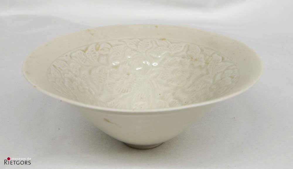 China "Sung" - "Een porseleinen Sung binnenzijde met reliëf bloemdecor: Bianco sopra bianco."