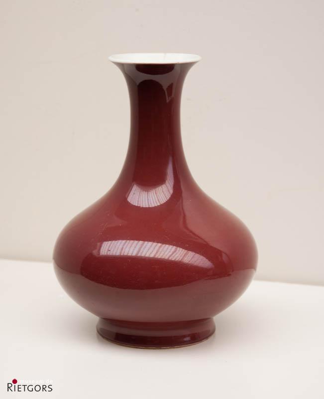 China - "Een monochroom porseleinen Vaas: Ossebloed. 18e eeuw."